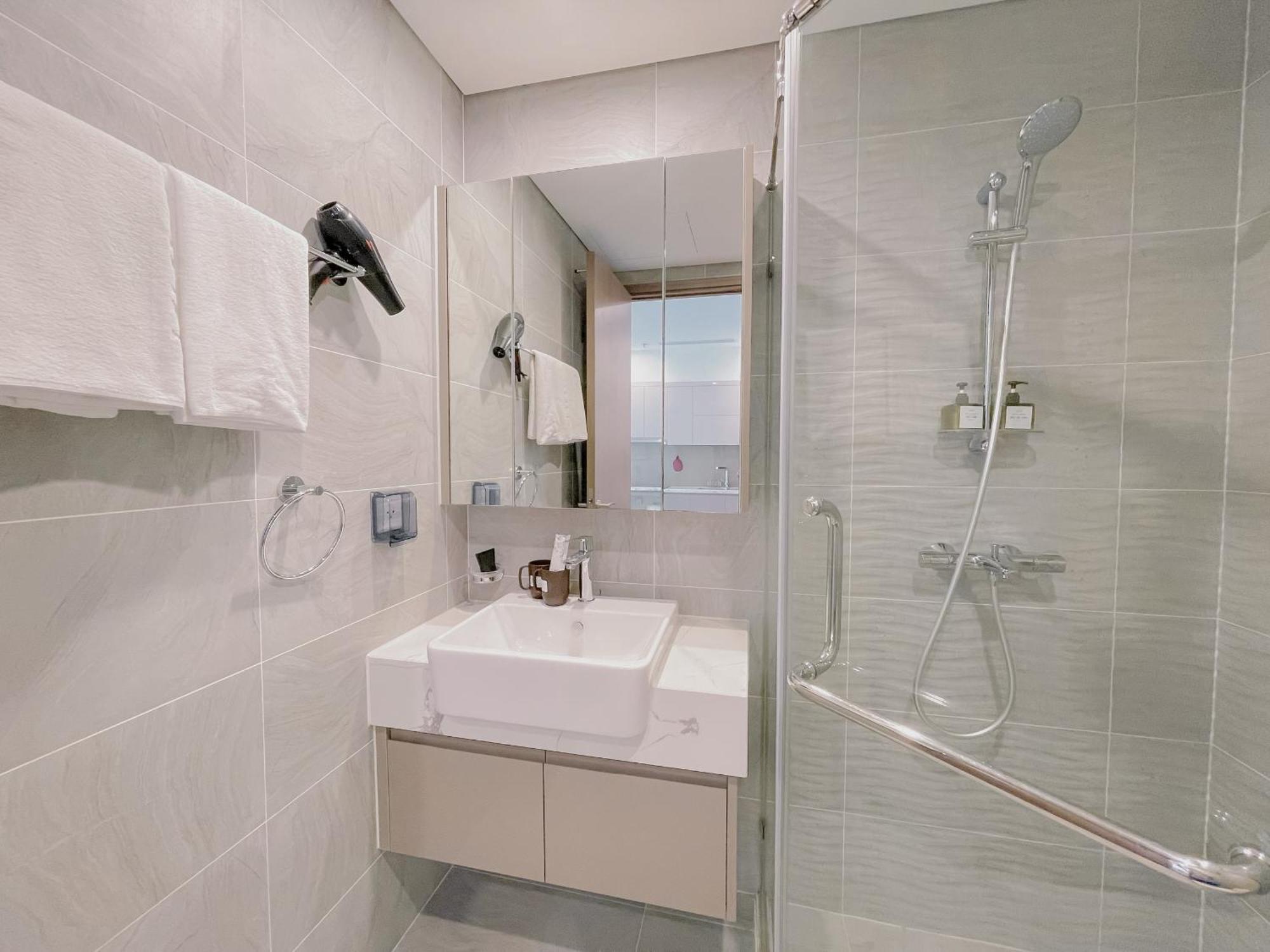 Deluxe 1-bedroom And 1-living Free Gym Căn hộ Hà Nội